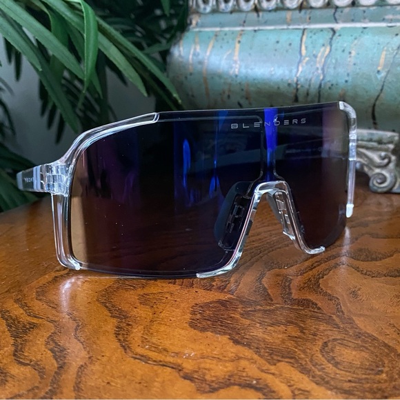 Blenders Eyewear Polarized Sunglasses with Bag and Case - Picture 8 of 16